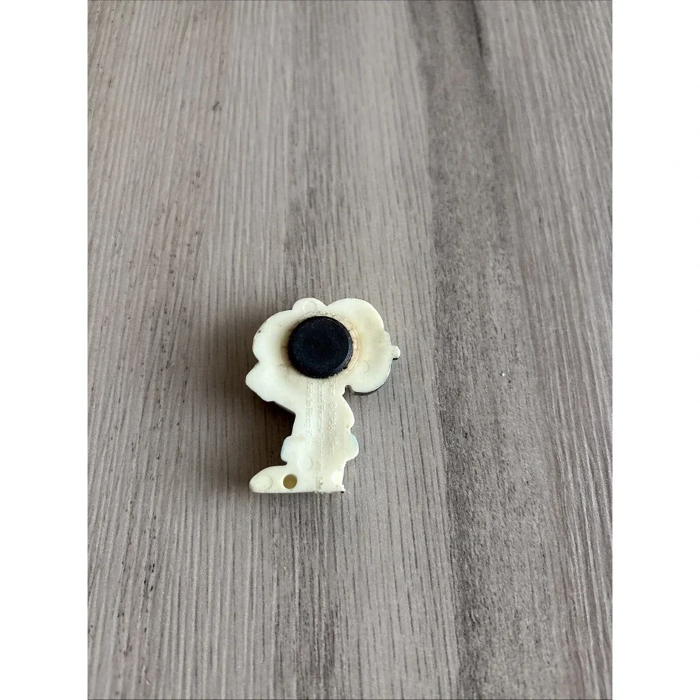 Vintage‎ Snoppy Drinking w/ Sunglasses Plastic Magnet Broken Foot 2